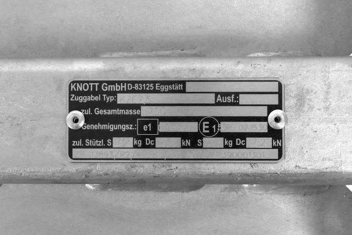 KNOTT KQ14-A+KZE7.5 Kugelkupplung für einen 750 kg Anhänger mit V-förmiger Deichsel